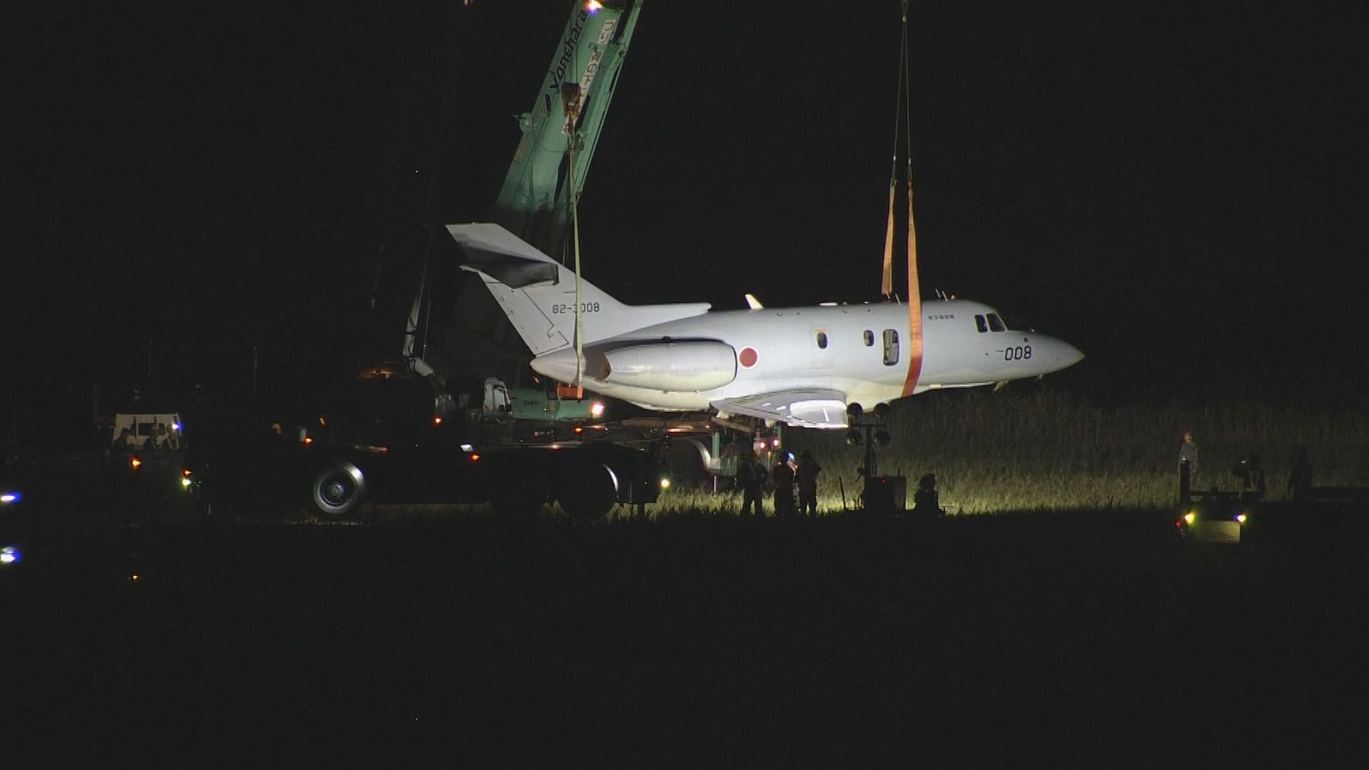 新潟空港の滑走路を逸脱した航空自衛隊の救難探索機 約13時間後にクレーンでつり上げ機体撤去【新潟】 2025年09月20日(土)