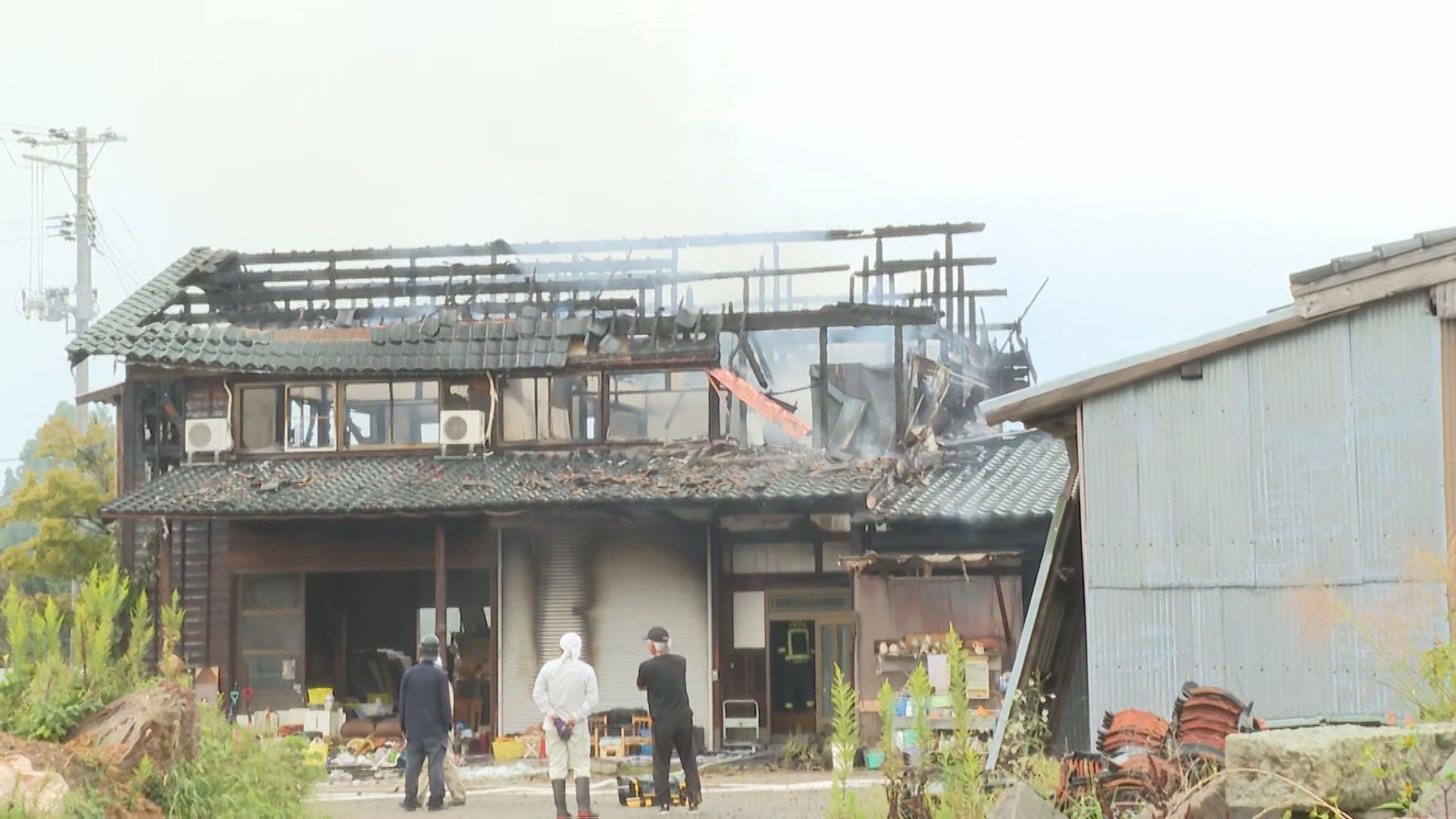 カミナリが落ちたような音「すごい火が3～5mくらい上がって」2階建て倉庫で火災【新潟･佐渡市】 2025年10月01日(水)