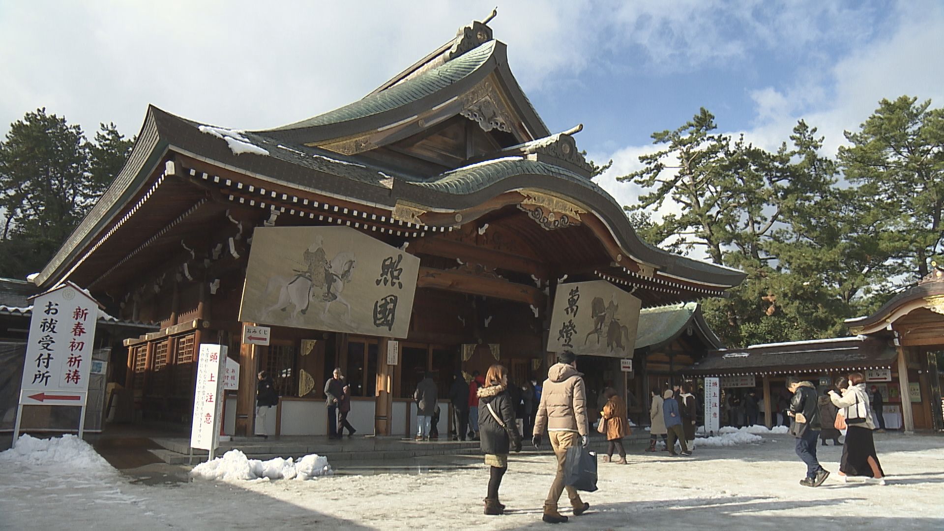 雪が弱まり青空が見えた…さあ初詣へ　「健康第一でいこう！」新年への思い込めて参拝【新潟】 2026年01月03日(土)